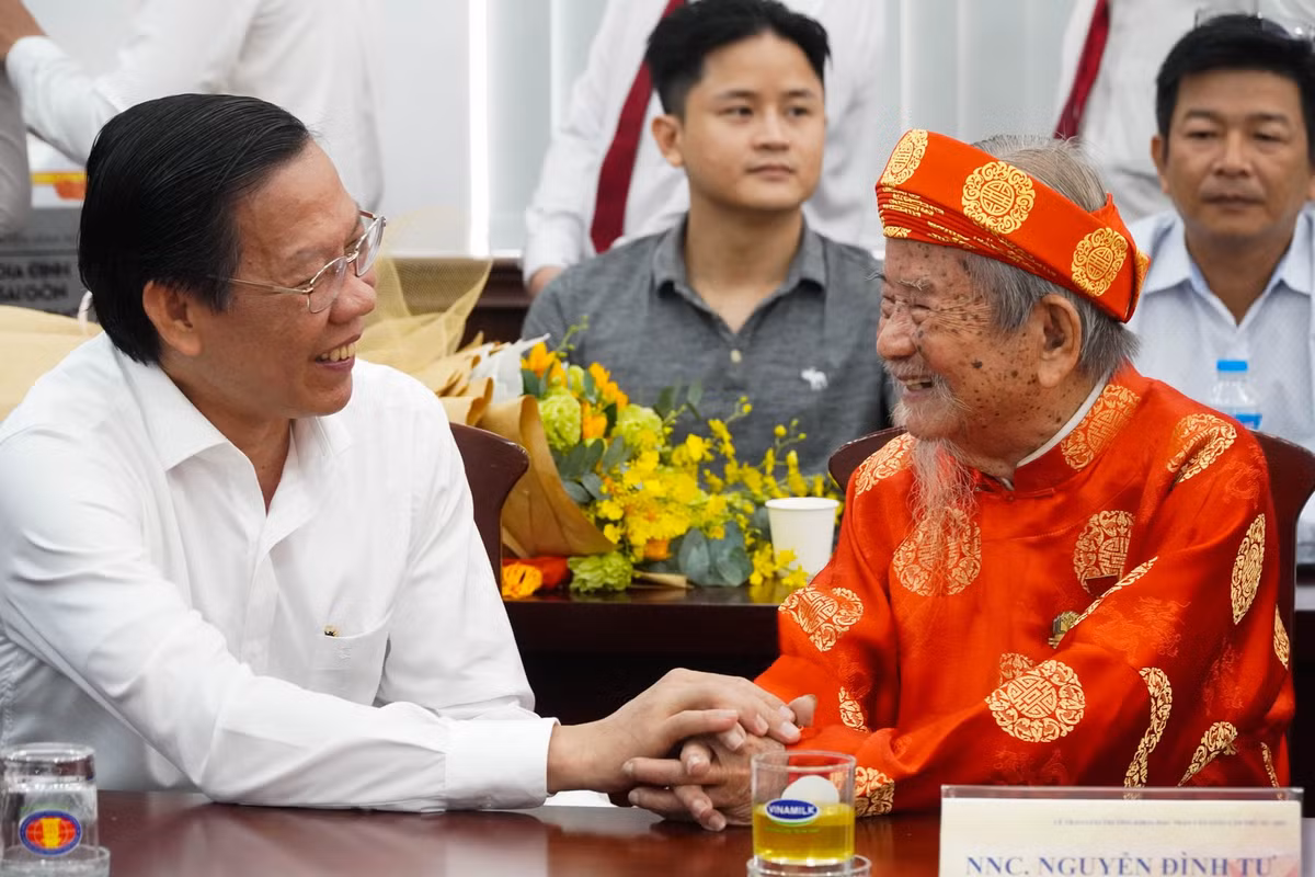 Nha nghien cuu 103 tuoi Nguyen Dinh Tu nhan giai thuong khoa hoc Tran Van Giau-Hinh-2