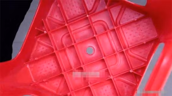 Cai lo nho o giua chiec ghe nhua de lam gi?-Hinh-7