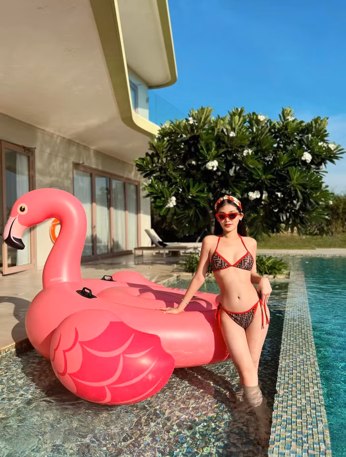 Le Au Ngan Anh dien bikini, that eo tua dong ho cat