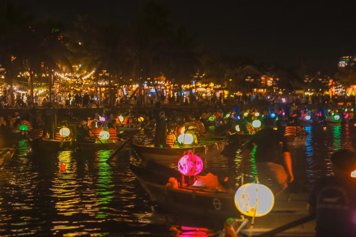 Theo ghi nhận, trên sông Hoài, các khu vực ở Công viên Hội An, trên các tuyến đường Phạm Hồng Thái, Lý Thường Kiệt, Trần Hưng Đạo một lượng lớn du khách đến tham quan, ngắm phố cổ, thả đèn lồng đêm rằm Trung thu.
