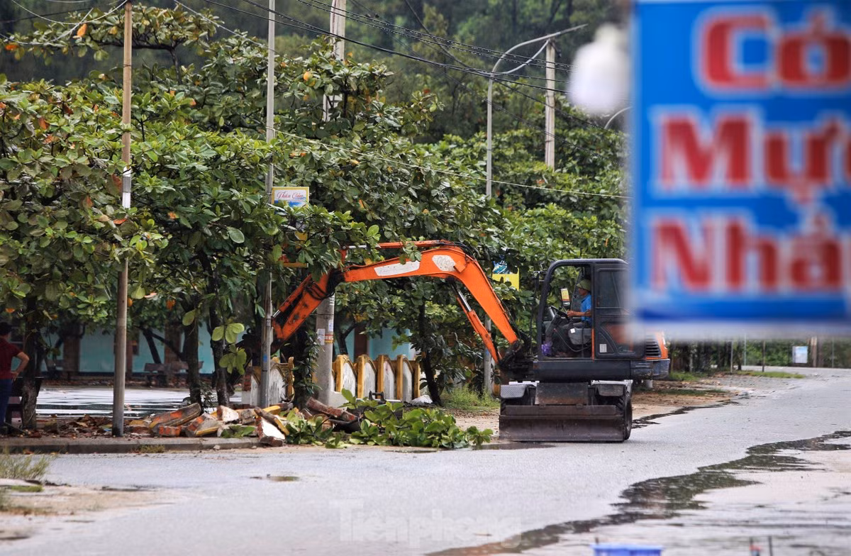 br/> Các bờ rào dọc tuyến kè biển cũng được phá dỡ, chỉnh trang. Dự kiến trong tháng 10, việc tháo dỡ, giải tỏa các ki-ốt sẽ hoàn thành.