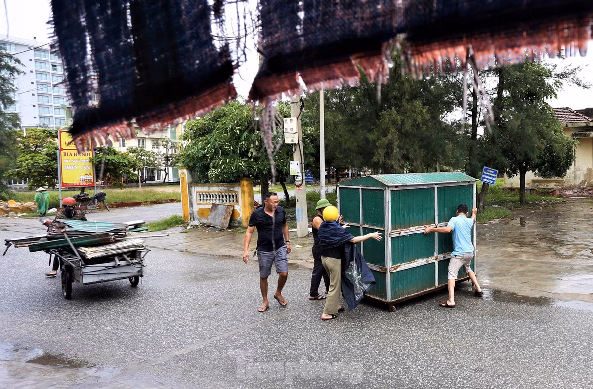 br/> Trong ngày đầu tiên có 16 hộ kinh doanh đã chủ động tháo dỡ, di dời tài sản. Chính quyền địa phương cũng hỗ trợ tiền và máy móc cho việc tháo dỡ.