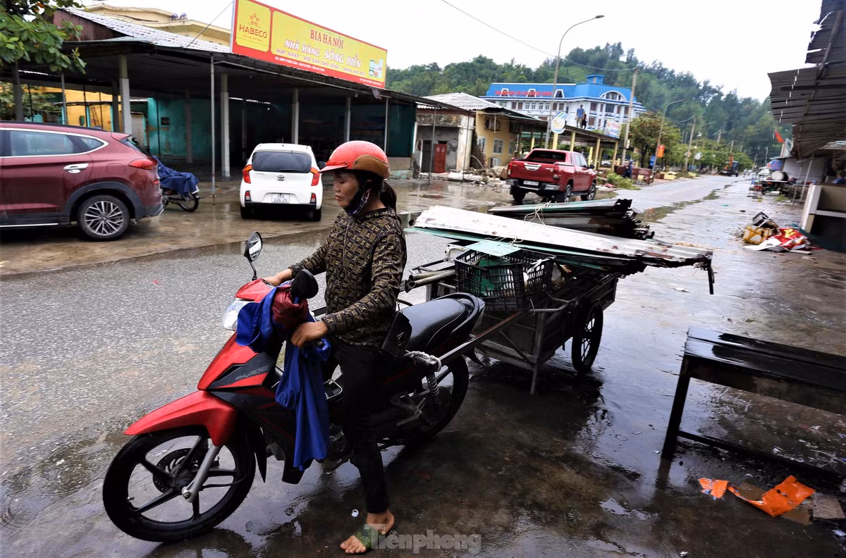 Các hộ kinh doanh đồng thuận, chủ động tháo dỡ, di dời tài sản tại ki-ốt đến vị trí khác.