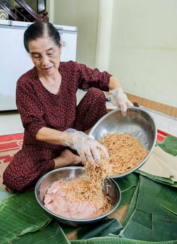 NSƯT Ngọc Tản: Trên phim khắc khổ, ngoài đời từng đi bán giò chả - Hình 13 NSUT Ngoc Tan: Tren phim khac kho, ngoai doi tung di ban gio cha-Hinh-13