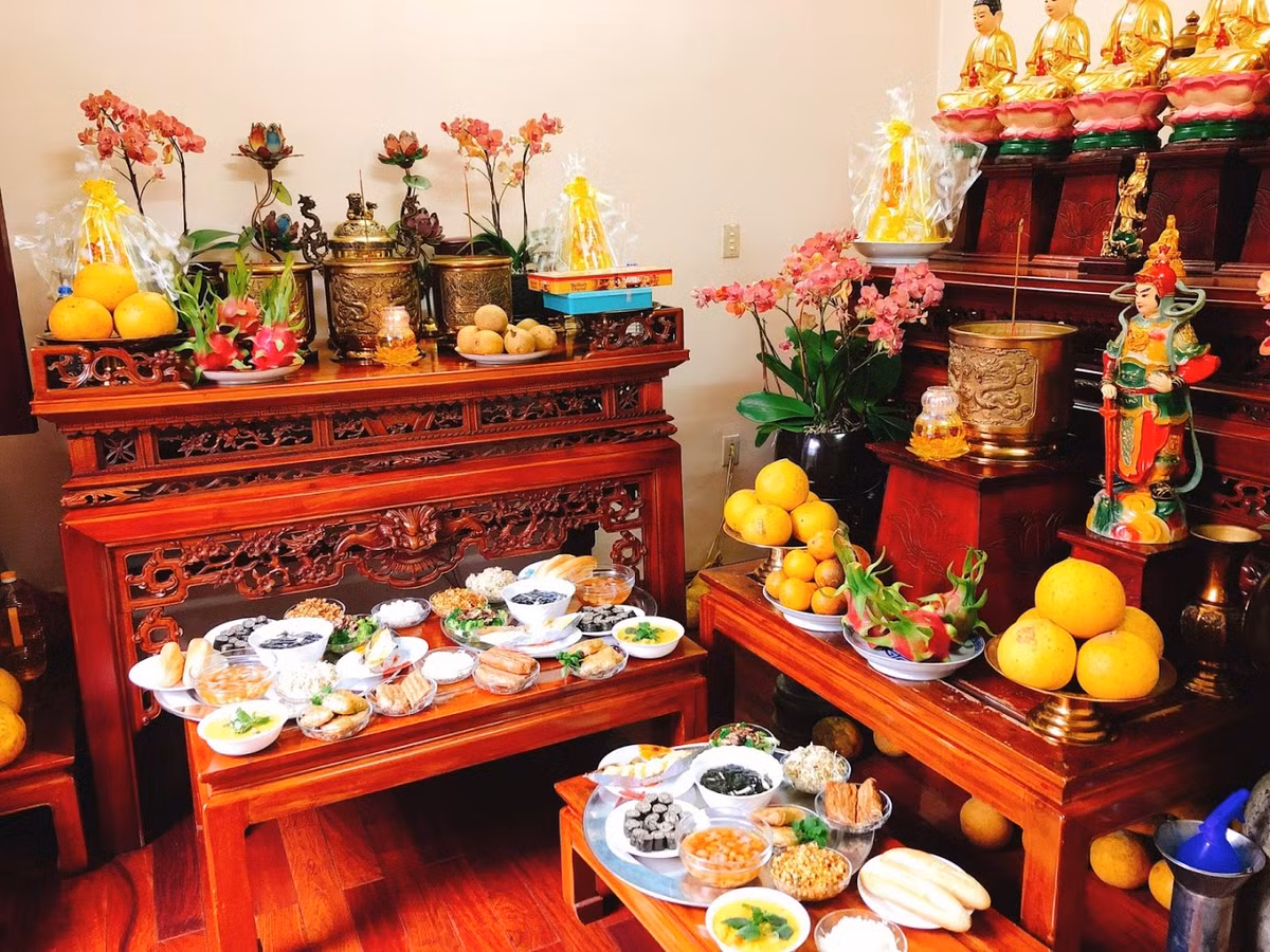 Đừng đặt bàn thờ sát bếp và nhà vệ sinh. Vùng khu vực bếp tạo ra nguồn năng lượng hỏa mạnh mẽ, việc đặt bàn thờ ngay sát khu vực bếp có thể ảnh hưởng đến sự ổn định của vận thế gia đình hoặc thậm chí làm giảm đi may mắn. Hơn nữa, việc đặt bàn thờ tại nơi này trong thời gian dài có thể tạo ra những cạnh tranh, xung đột trong mối quan hệ gia đình, đẩy đến tình trạng mâu thuẫn và ly tán.
