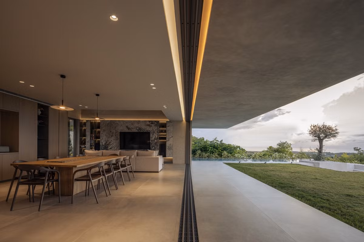 Biệt thự có một loạt các khu vực mở khác nhau ở tầng trệt, chủ yếu là khu vực sinh hoạt, ăn uống và bếp.