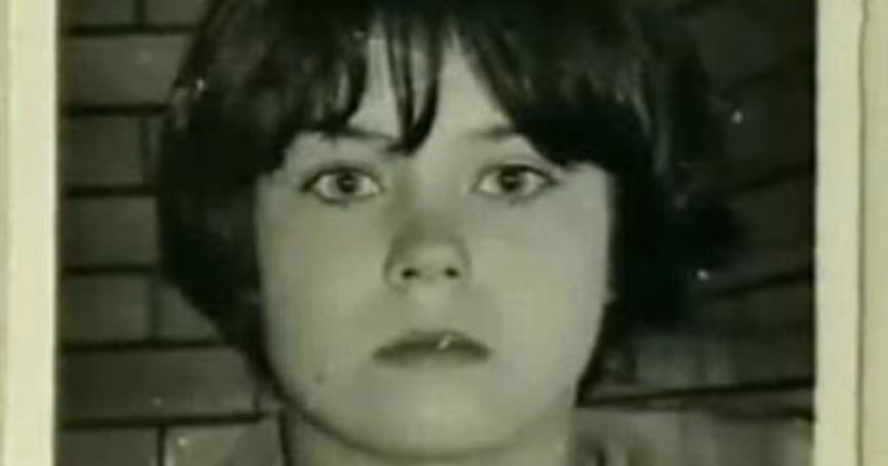 Sinh năm 1957, Mary Bell là đứa con ngoài ý muốn của một gái điếm ở Newcastle, Anh quốc. Từ nhỏ, cô bé đã bị mẹ hắt hủi và thường xuyên đánh đập. Cô cũng bị các khách hàng của mẹ lạm dụng tình dục. Ảnh: Rebel Circus.