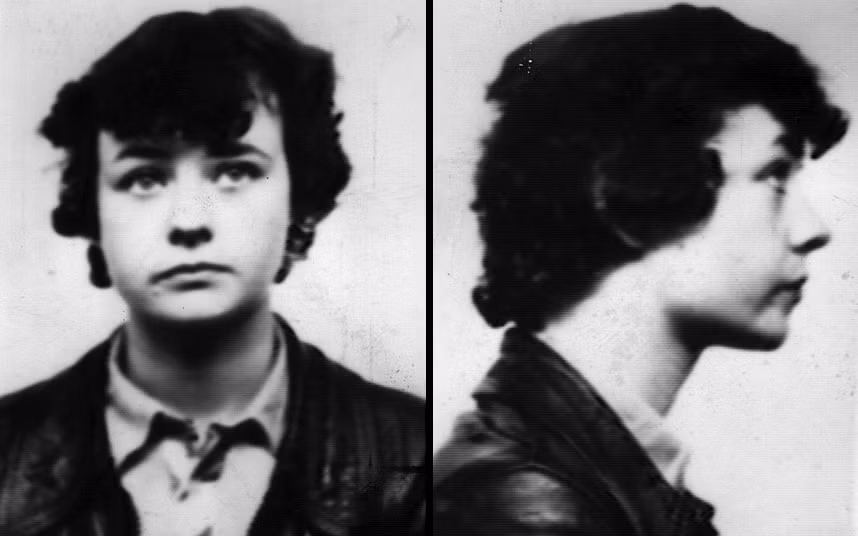 Năm 1980, khi đã 23 tuôi, Mary được thả và cung cấp một danh tính mới. Bốn năm sau, Mary đã có một cô con gái và cô bé không hề biết gì về quá khứ đen tối của mẹ mình. Ảnh: The Telegraph.