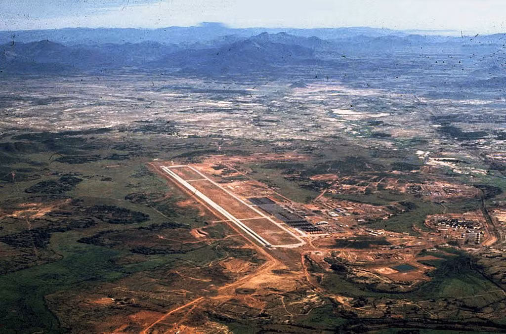 Toàn cảnh sân bay Phù Cát thời Chiến tranh Việt Nam. Sau năm 1975, sân bay này được bộ Quốc phòng trực tiếp quản lý và đến tháng 9/1984 thì chuyển thành sân bay hỗn hợp quân sự và dân sự. Dự kiến, sân bay Phù Cát sẽ trở thành sân bay quốc tế trong năm 2018. Ảnh tư liệu.