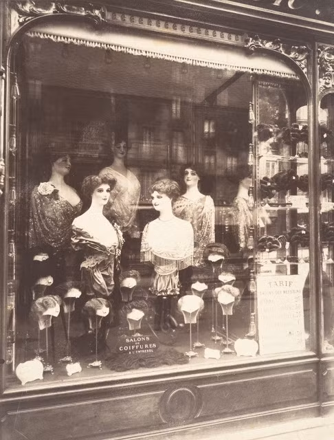 Cửa hàng tóc giả trên đại lộ Strasbourg, 1910. Ảnh: Eugène Atget.