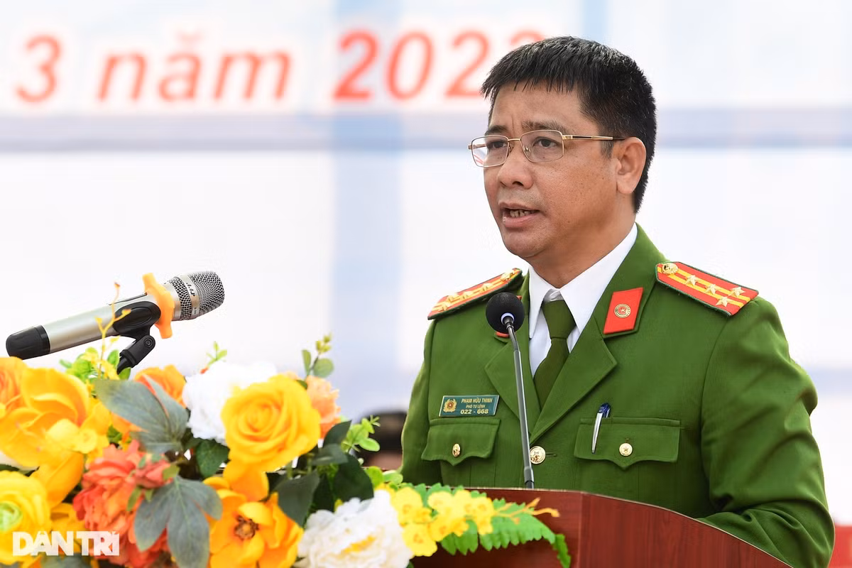 Kết thúc buổi lễ, Đại tá Phạm Hữu Thinh - Phó Tư lệnh Bộ Tư lệnh Cảnh sát cơ động biểu dương và chúc mừng những thành tích, kết quả của toàn thể cán bộ, chiến sĩ; đặc biệt là đội ngũ cán bộ quản lý, huấn luyện, hậu cần phục vụ, cùng toàn thể 150 chiến sĩ nghĩa vụ khóa K58 được điều động công tác tại Trung tâm đã đạt được trong khóa huấn luyện vừa qua. Đại tá Phạm Hữu Thinh nhấn mạnh, trước yêu cầu đặt ra đối với nhiệm vụ bảo vệ an ninh quốc gia, bảo đảm trật tự an toàn xã hội, mỗi cán bộ, chiến sĩ phải không ngừng phấn đấu, học tập nâng cao trình độ chuyên môn, nghiệp vụ; đồng thời phải thường xuyên rèn luyện, có sức khỏe tốt, chuyên sâu kỹ thuật động tác cá nhân, sử dụng thành thạo các loại vũ khí, công cụ hỗ trợ để sẵn sàng nhận và hoàn thành xuất sắc nhiệm vụ được giao trong mọi điều kiện, hoàn cảnh.