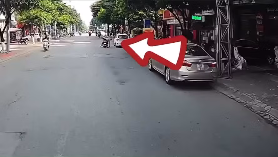 Video: Nhat duoc dien thoai, nguoi phu nu co hanh dong bat ngo