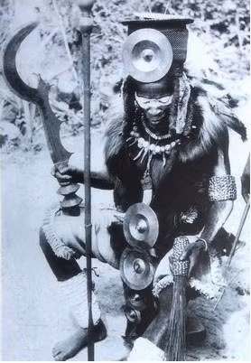 Vũ khí “Tử hình đao” của bộ tộc Ngombe ở Congo có gì đặc biệt? - Hình 2 Vu khi “Tu hinh dao” cua bo toc Ngombe o Congo co gi dac biet?-Hinh-2