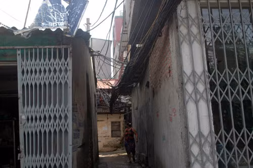 Những "bó cáp thông tin" khiến người dân hoảng sợ ở ngõ 634 phố Thái Hà, quận Đống Đa.