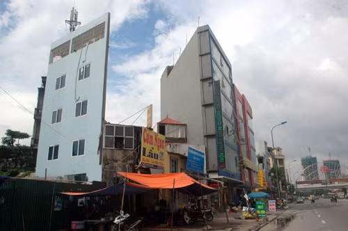 2 ngôi nhà cao tầng "siêu mỏng, siêu méo" tại ngã tư Lê Văn Lương kéo đài- Khuất Duy Tiến, quận Thanh Xuân, Hà Nội.