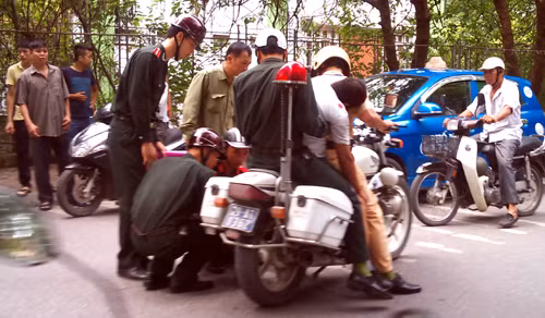 Các chiến sĩ công an hỗ trợ CSGT Quyết đưa nạn nhân đi cấp cứu.