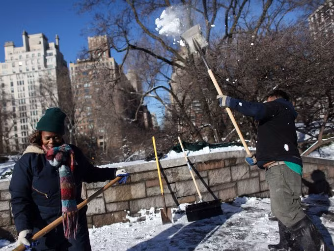 Các nhân viên thuộc Sở Công viên và Giải trí của thành phố New York đang dọn tuyết ở công viên Carl Schurz.
