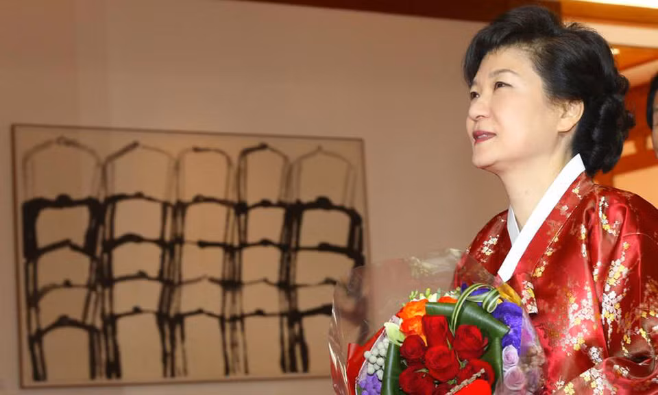 2. Ngày 25/2 là thời điểm ghi nhận bà Park Geun-hye trở thành nữ tổng thống đầu tiên của Hàn Quốc. Bà Park đã cam kết rằng, trên cương vị là người đứng đầu đất nước, bà sẽ cố gắng phục hồi nền kinh tế, cải tổ hệ thống giáo dục và khôi phục lòng tin tưởng giữa hai miền Triều Tiên.