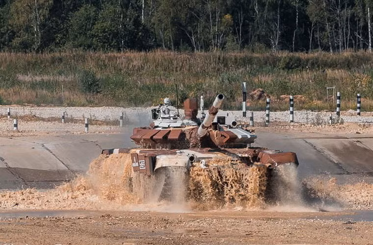 T-72B của một đội tham gia Tank Biathlon theo ngay sau chiếc Type 96A.