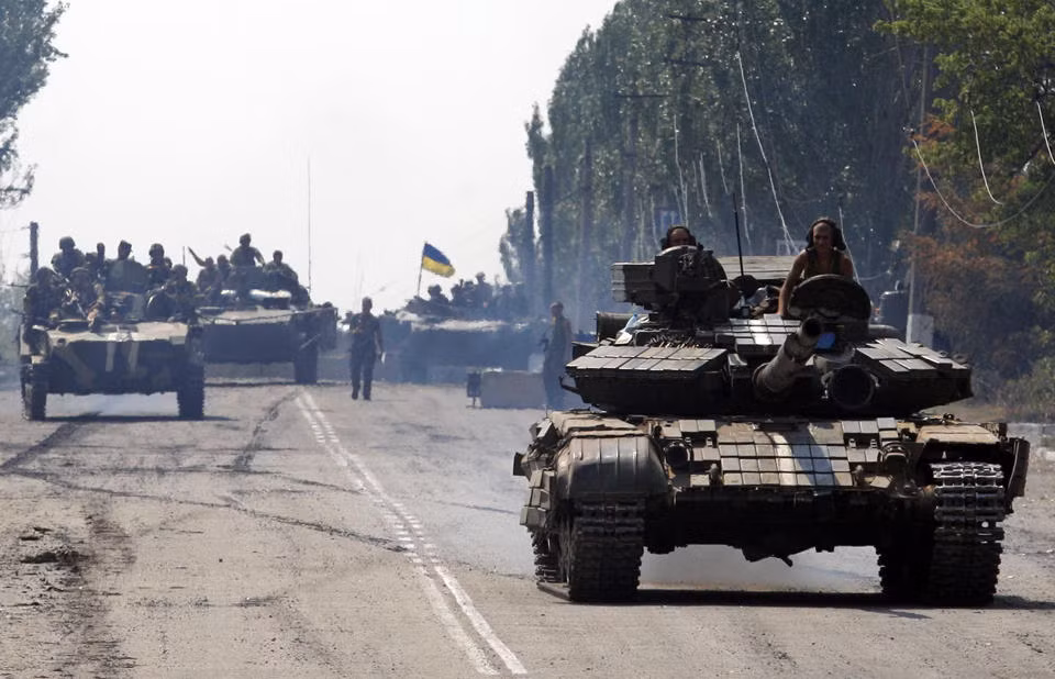 Đoàn xe quân sự Ukraine di chuyển trên một con đường ở thành phố Vuglegirsk, thành phố 14/8.