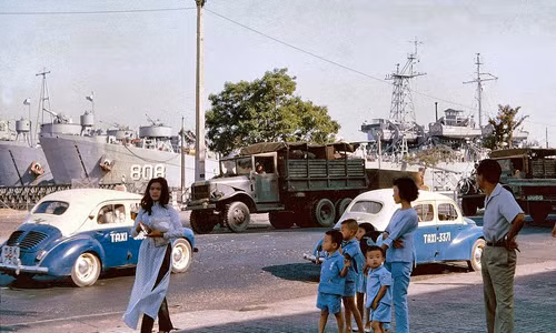 Hai xe taxi Renault 4CV trên bến Bạch Đằng, Sài Gòn.