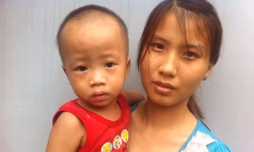 Ảnh chụp 2 mẹ con bé Huy Anh năm 2014 mà chị Lan - mẹ bé cung cấp cho cơ quan điều tra.