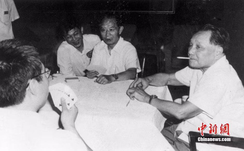 Đặng Tiểu Bình và Hồ Diệu Bang chơi đánh bài giải trí với một số người năm 1984.