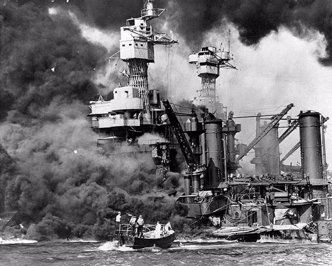 Thủy thủ Hải quân Mỹ vội vã di chuyển ra tàu chiến USS West Virginia để cứu những nhân viên còn sống sót sau khi bị Nhật tấn công Trân Châu Cảng ngày 7/12/1941.
