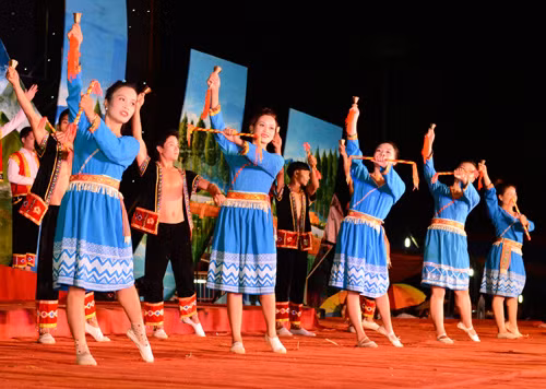 Những chàng trai, cô gái Dao trên sân khấu, hòa mình vào điệu nhạc.