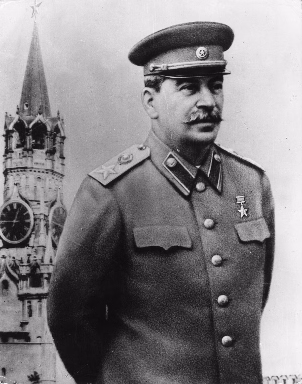 Khi còn nhỏ, mẹ của Stalin mong muốn con trai sẽ trở thành linh mục. Ông đã nhận được học bổng toàn phần theo học khóa đào tạo để trở thành linh mục.