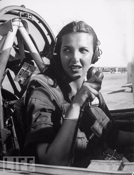 Học viên phi công Nancy Nesbit gọi điện từ buồng lái về trung tâm điều khiển tại trường quân sự Avenger, Texas (Mỹ).
