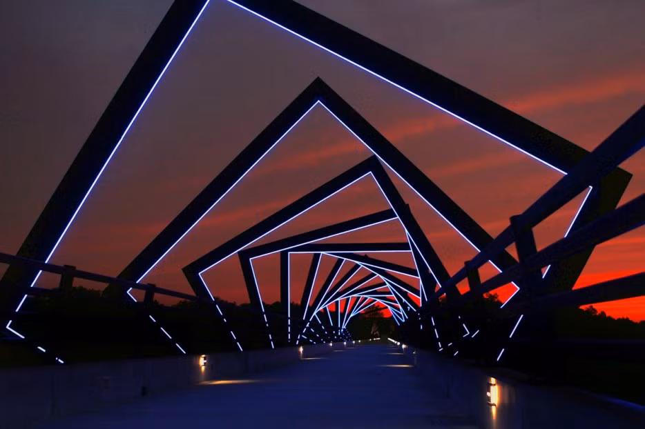 Cầu High Trestle được xây dựng vào năm 1970, nối liền tuyến đường sắt từ Ankeny đến Woodward thuộc tiểu bang Iowa (Mỹ). Hiện tuyến đường sắt được tháo dỡ, cho phép xe đạp và người đi bộ tham gia lưu thông.