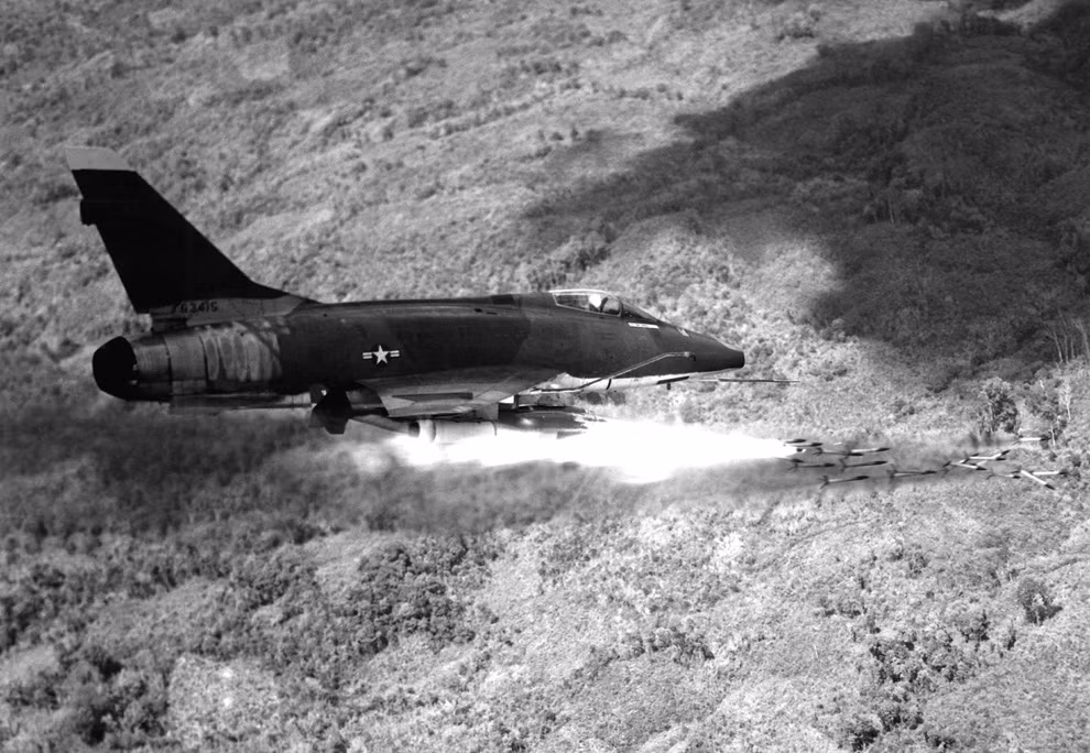 Máy bay tiêm kích F-100D Super Sabre của Không quân Mỹ phóng rocket tấn công vào vị trí nghi có bộ đội Việt Nam, ngày 1/1/1967.