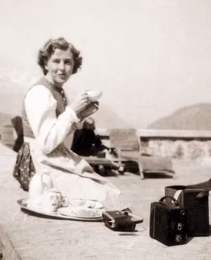 Eva Braun ngồi uống trà tại ban công dinh thự của trùm phát xít Hitler. Bà lần đầu gặp Hitler khi làm người mẫu cho Heinrich Hoffmann.