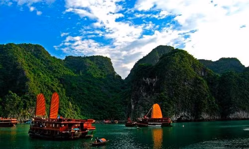 Vịnh Hạ Long được UNESCO công nhận là Di sản Thiên nhiên thế giới và được du khách trong và ngoài nước thường xuyên lui tới. Nơi đây sở hữu khung cảnh đẹp, lãng mạn với 1.600 hòn đảo đá vôi lớn nhỏ.