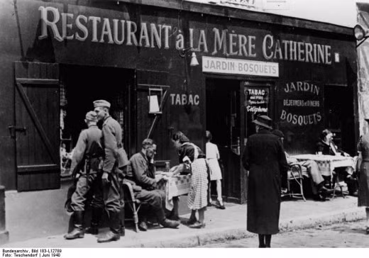 Nhà hàng "A la Medre Catherine" ở Montmartre. Paris hồi tháng 6/1940 tấp nập khách ra vào.