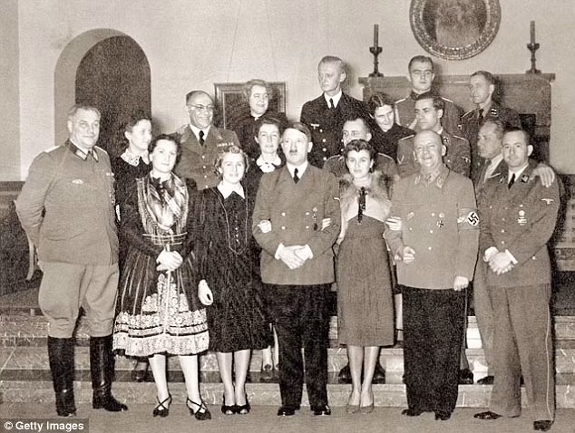 Trùm phát xít Hitler chụp ảnh cùng người tình lâu năm Eva Braun (thứ 3 từ trái sang) và các vị khách tại Berghof khi đón mừng Năm mới năm 1939.