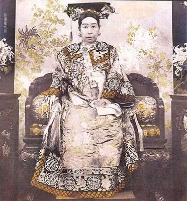 Ngay cả Từ Hy Thái Hậu cũng rất thích giống chó này. Bà đã đặt tên cho một con chó Bắc Kinh là Shadza. Bà hoàng còn tặng thú cưng này cho các vị khách quý đến từ châu Âu và Mỹ. Chính vì vậy, trong những năm đầu đến giữa thế kỷ 20, giống chó này được phương Tây ưa chuộng.