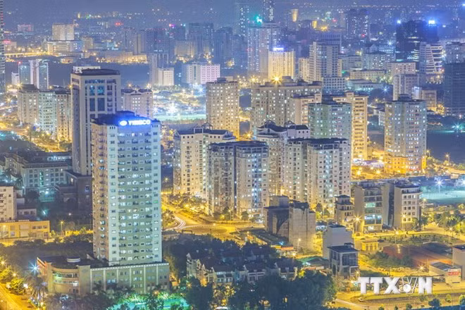 Quận Cầu Giấy với những tòa nhà, căn hộ cao cấp hiện đại lung linh trong đêm.