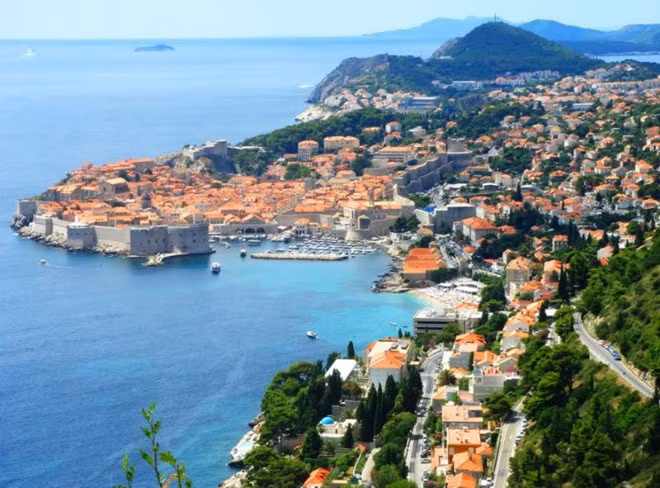 Dubrovnik, Croatia cuốn hút du khách bởi vẻ đẹp đến nao lòng của đường bờ biển. Nơi đây nổi bật với những bức tường cổ xưa bao quanh Dubrovnik.