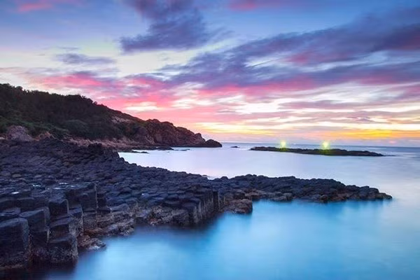 Ghềnh đá đĩa Giant's Causeway ở vùng Country Antrim, bờ biển thuộc khu vực Đông Bắc Ireland cũng có nhiều điểm giống ghềnh đá đĩa Phú Yên. Đây là một khu vực núi đá có cấu trúc hình tổ ong có màu đen, có khoảng 40.000 cột đá bazan hình lục giác, bát giác nằm xen kẽ, xếp chồng lên nhau đẹp mắt.