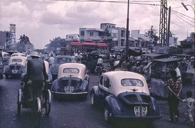 Cảnh tượng tắc đường tại một điểm giao cắt ở Sài Gòn. Nhiều xe taxi phải di chuyển chậm chạp qua khu vực này.