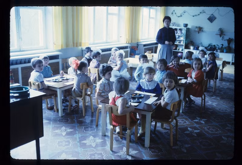 Một lớp học mẫu giáo ở Donetsk, với những gương mặt trẻ thơ hồn nhiên, đáng yêu.