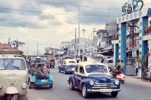 Đường phố Sài Gòn những năm 1960 có sự hiện diện của binh sĩ Mỹ.