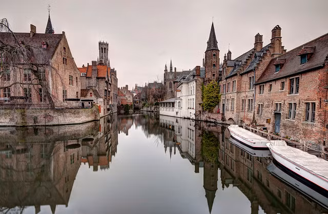 Kênh đào ở Bruges, Bỉ nổi tiếng với những dòng kênh tuyệt đẹp, là một trong những điểm đến hấp dẫn khách du lịch. Đây là một trong những thị trấn thời trung cổ được bảo quản tốt ở châu Âu.
