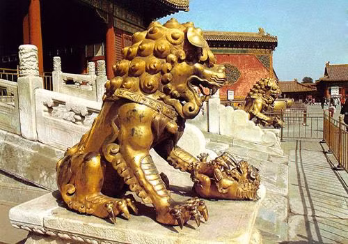 Tử Cấm Thành có hơn 1 triệu hiện vật quý giá. Để bảo vệ những hiện vật đó không bị quân Nhật làm hư hại hay lấy đi mất, Trung Quốc đã chuyển số cổ vật đó đến 3 địa điểm khác nhau trong năm 1933. Số cổ vật đó đã ở nơi mới trong khoảng 12 năm trước khi được đem trở lại Tử Cấm Thành.