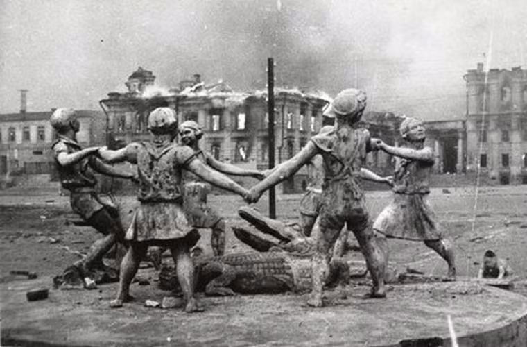Ảnh chụp thành phố Stalingrad bị oanh tạc khủng khiếp, trở thành nơi tiêu điều, xơ xác do nhiếp ảnh gia Emmanuil Evzerikhin chụp năm 1942. Trong suốt thời gian 6 tháng từ cuối năm 1942 đến đầu năm 1943, Đức quốc xã đã tấn công dữ dội thành phố Stalingrad của Liên Xô. Hơn 1.000 tấn thuốc nổ đã dội xuống thành phố này.