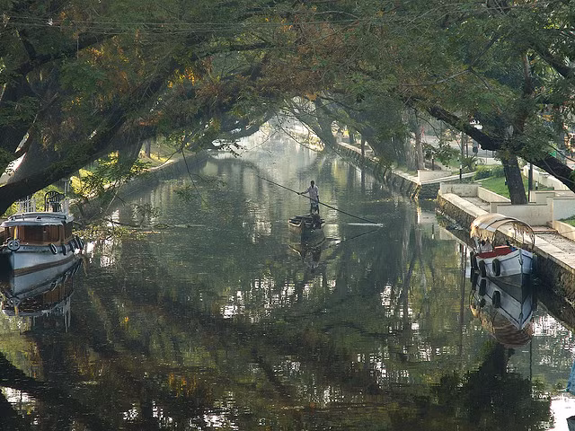 Alappuzha (còn được gọi là Alleppey) ở Ấn Độ cũng có hệ thống kênh rạch nổi tiếng. Đây là một thành phố cổ kính và thật tuyệt nếu bạn thuê một chiếc thuyền khám phá cuộc sống của người dân và thưởng lãm cảnh đẹp ở hai bên bờ kênh.