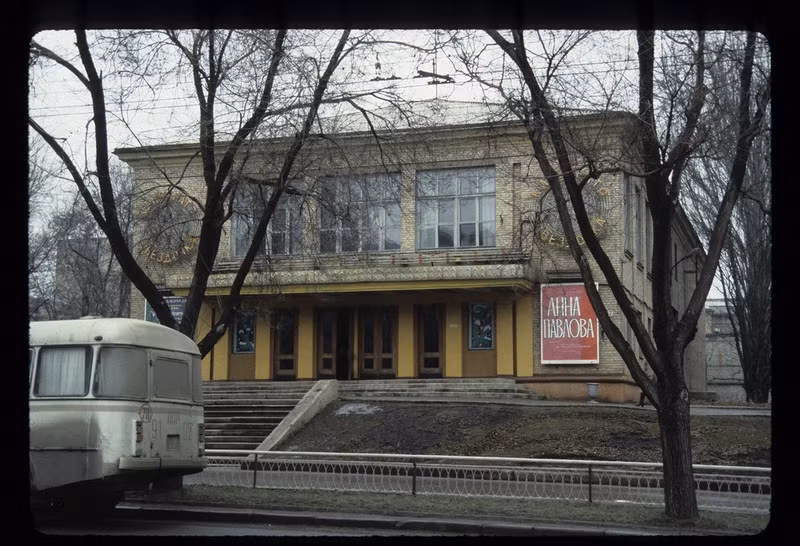 Hình ảnh một tòa nhà cũ ở Donetsk, với lớp sơn đã ngả màu theo thời gian.