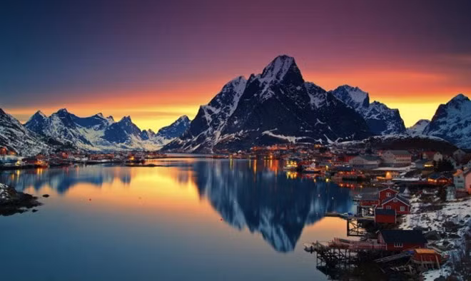 Quần đảo Lofoten, Na Uy nổi tiếng với các núi đá, vịnh hẹp. Nếu du khách tới đây vào cuối thu và đầu xuân, bạn sẽ được chiêm ngưỡng vẻ đẹp kỳ ảo của bắc cực quang.